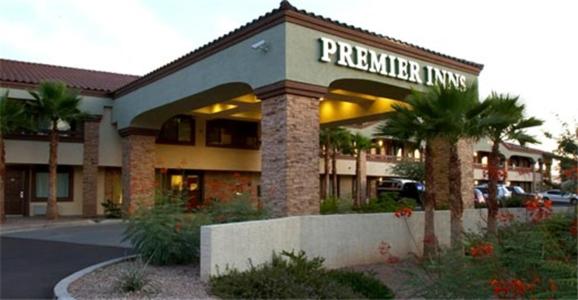 un hotel con un cartel que dice posada premier en Premier Inns Tolleson en Phoenix