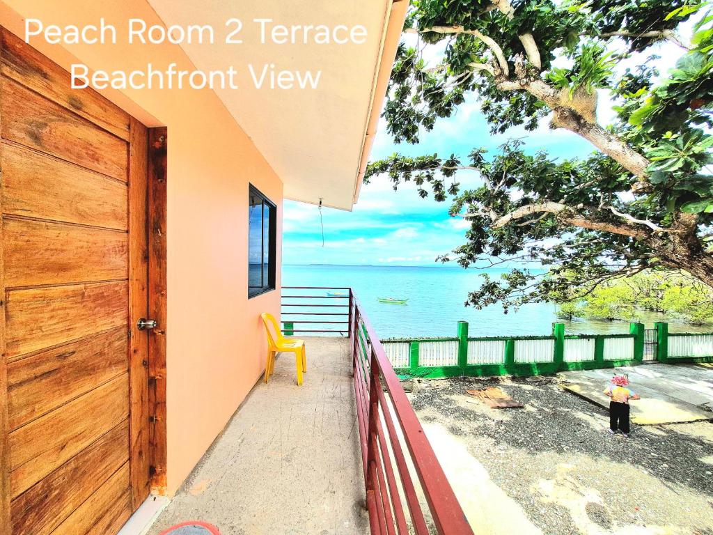 eine Tür zu einer Terrasse mit Meerblick in der Unterkunft Concepcion Resort in Inopacan