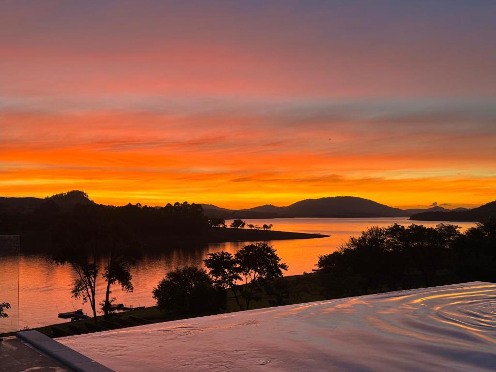 Casa à beira da represa com píer Particular