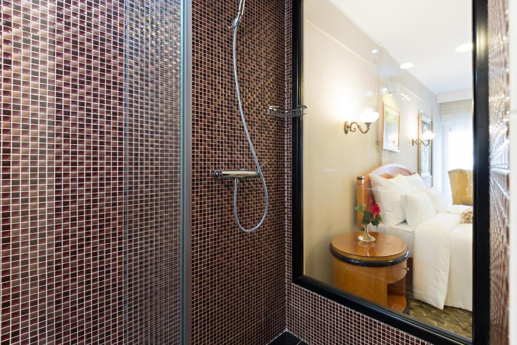 Koupelna v ubytování Hotel Sterling Garni