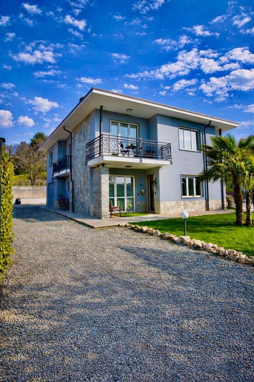 a large white house with a gravel driveway at Lore Sole in Caluso