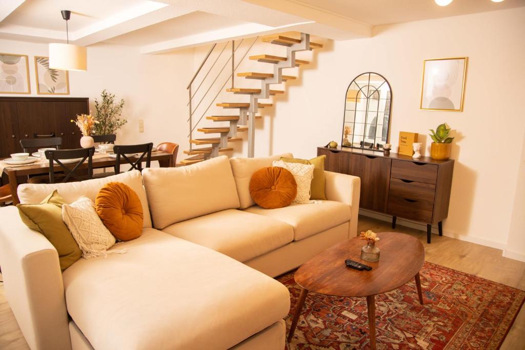 a living room with a couch and a table at Gemütliches Apartment mit Garten nahe Köln in Frechen