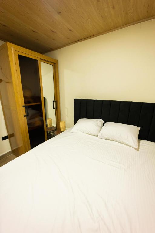 a large white bed with two pillows on it at Cabaña Polo in Concepción de La Vega