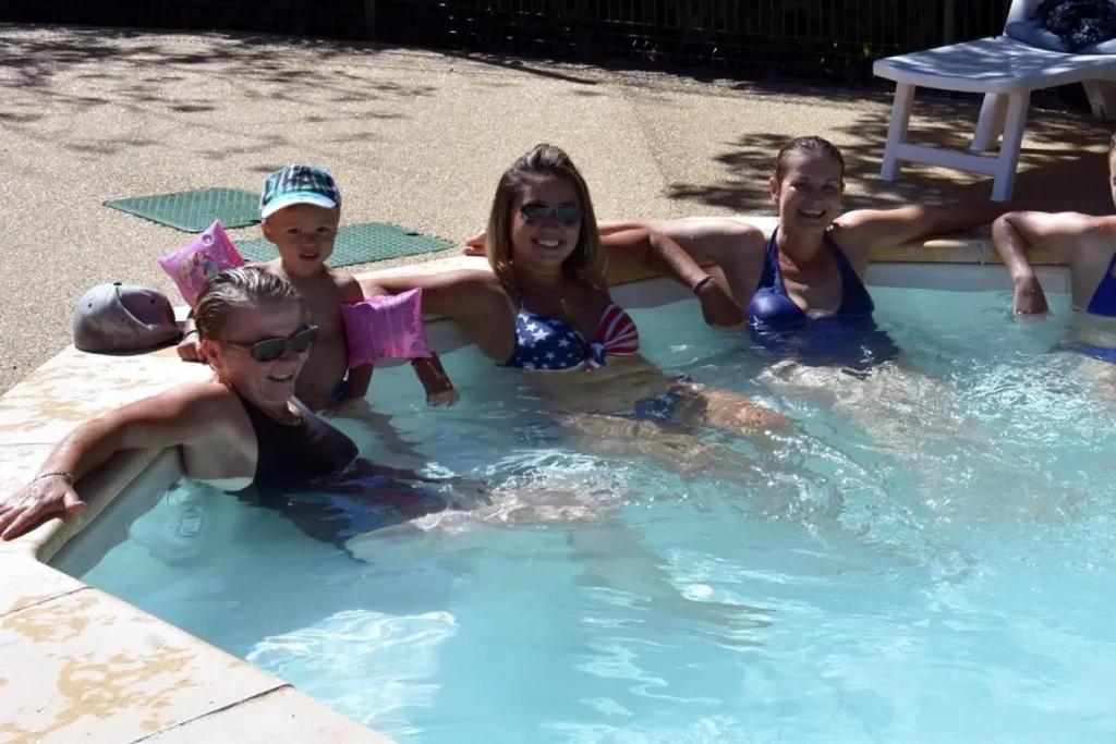 a group of girls in a swimming pool at ZEcamping 3 pataugeoire animations locatif TV BBQ 24m2 4 pers in La Souterraine