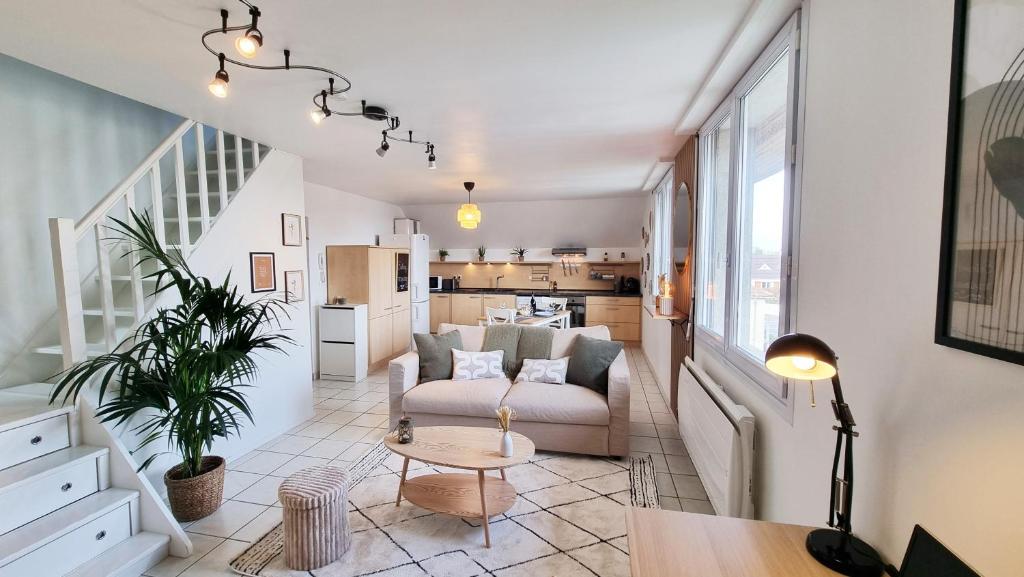 a living room with a couch and a table at Duplex 4pers Calme Parking - Proche Gare & Rocade in Fleury-les-Aubrais