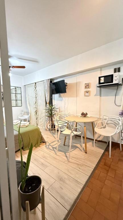 a living room with a table and chairs at Monoambiente Viamonte in Buenos Aires