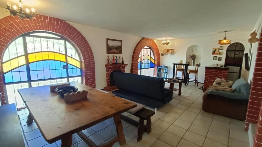 a living room with a couch and a table at Popo Country House in Atlautla