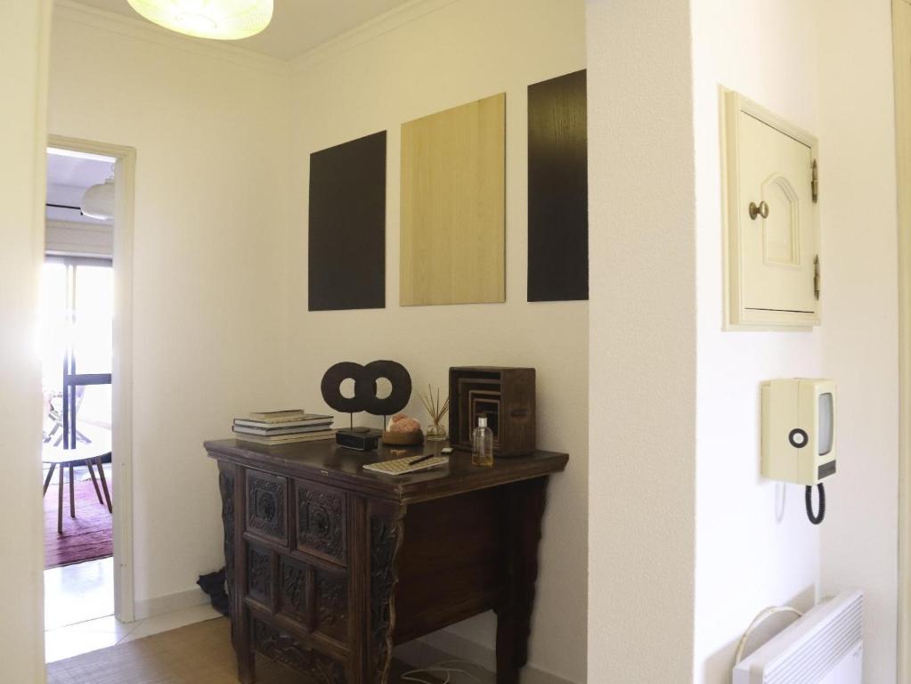 a room with a wooden desk in a room at Humen apartamento T2 in Tavira