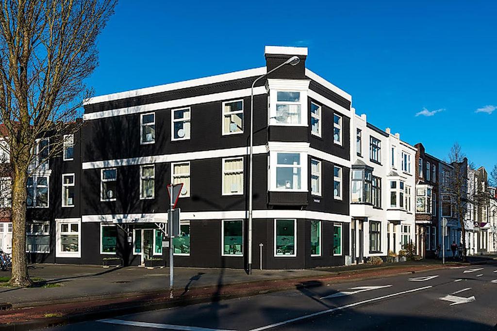 a black and white building on the corner of a street at Stad & Strandhotel Elisabeth in Vlissingen
