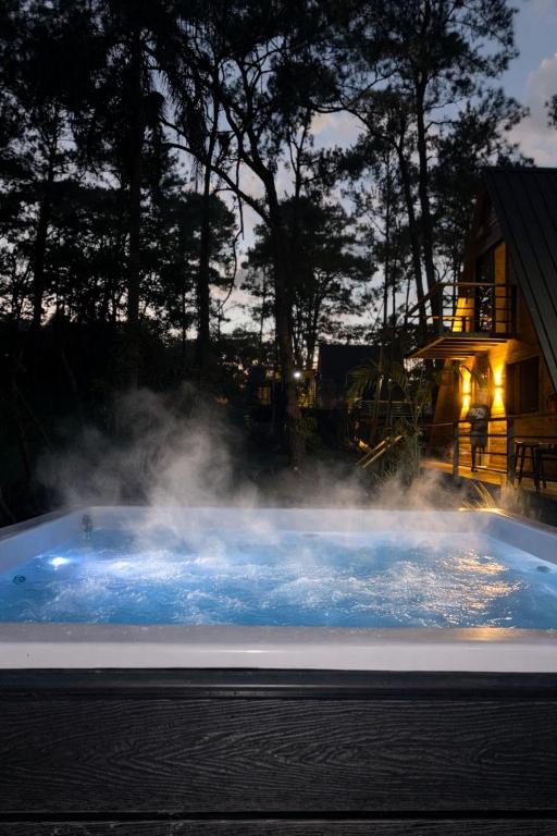 a hot tub with steam coming out of it at Alpina Village, Jacuzzi Climatizado, Montaña, Fogata, Jarabacoa in Jarabacoa