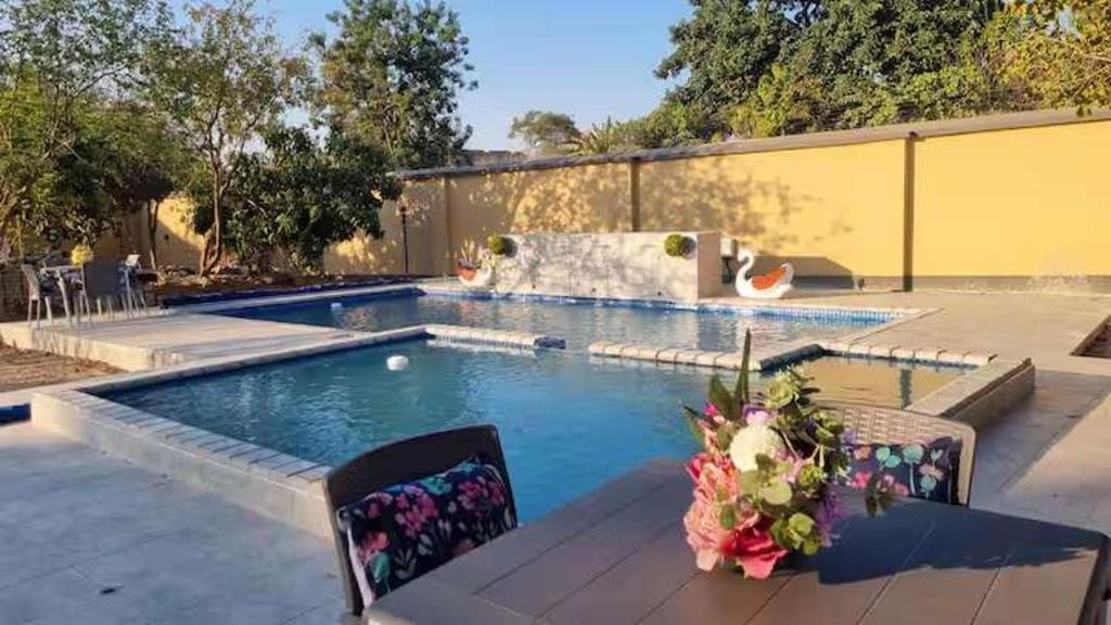 Cottage - Sleeps 4 - Pool - Near Airport