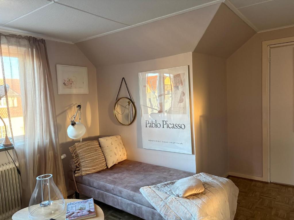 a living room with a bed and a table at Glemminge Bed & Bastu in Glemminge