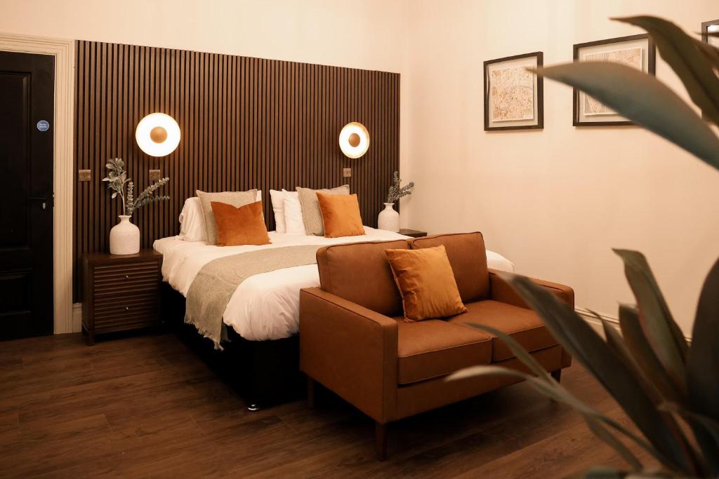 a hotel room with a bed and a chair at Lovely Studio Flat on Bath Road - Flat 2 in Bristol