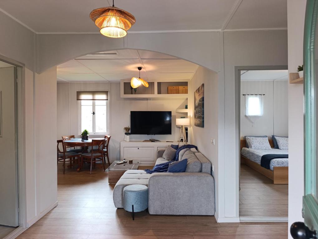 ein Wohnzimmer mit Sofa und Tisch in der Unterkunft Linos Cottage in Pouláta