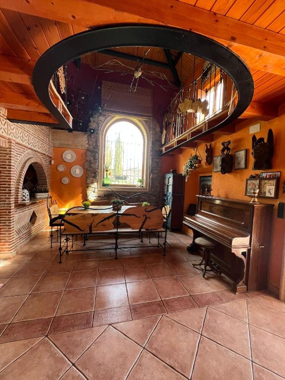 a dining room with a table and a piano at Casa del arco in Tarilonte