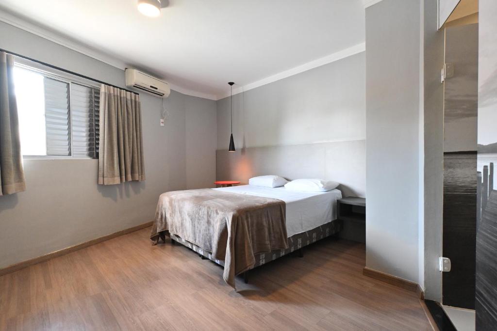 sypialnia z łóżkiem i oknem w obiekcie Hotel PrimeInn Excelente Custo Benefício e Taxas de Estacionamento Isentas w mieście Campinas
