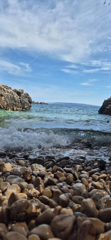 a rocky beach with the ocean in the background at Studio Luxe in Kampor