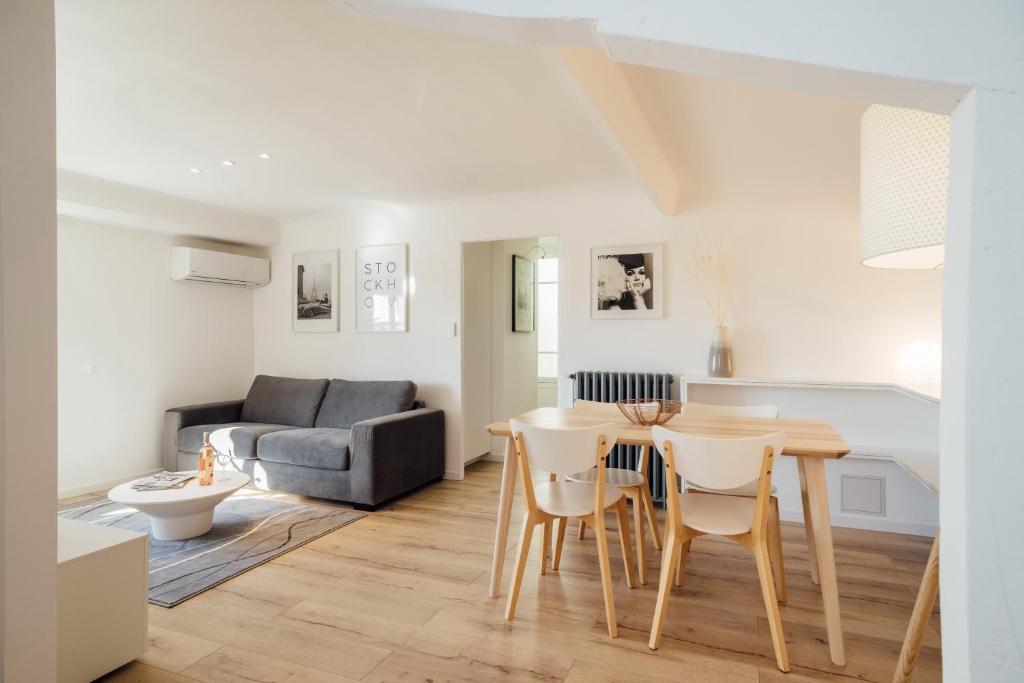 une cuisine et un salon avec une table et des chaises dans l'établissement Oli's Flat Nice, à Nice