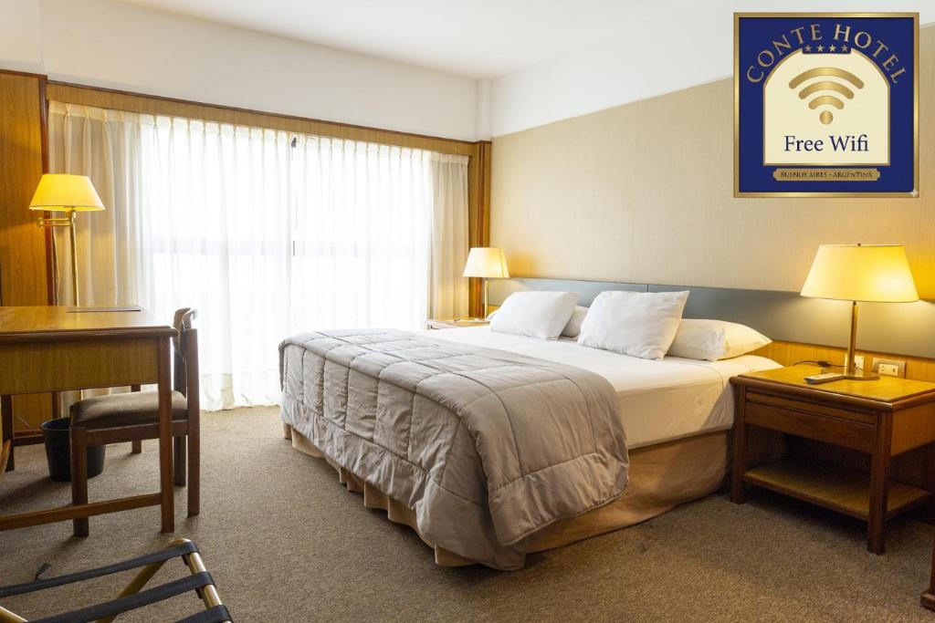 En eller flere senge i et værelse på Hotel Conte