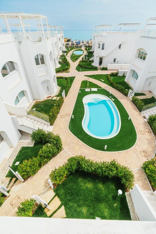 an overhead view of a swimming pool in the middle of a building at Azuleyos Garden & Pool fronte mare in Marcelli