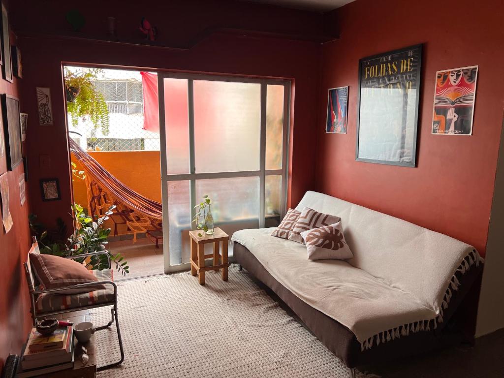 a living room with a couch and a window at Ap decorado Setor Bueno in Água Boa