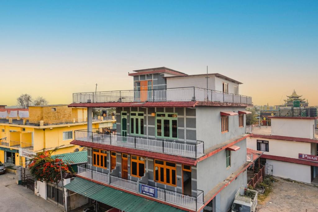a tall building with a balcony on top of it at Bir Downtown in Bīr