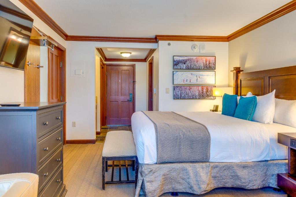 a bedroom with a large bed and a kitchen at Everline Resort Studio w/ Luxury Resort Perks in Olympic Valley