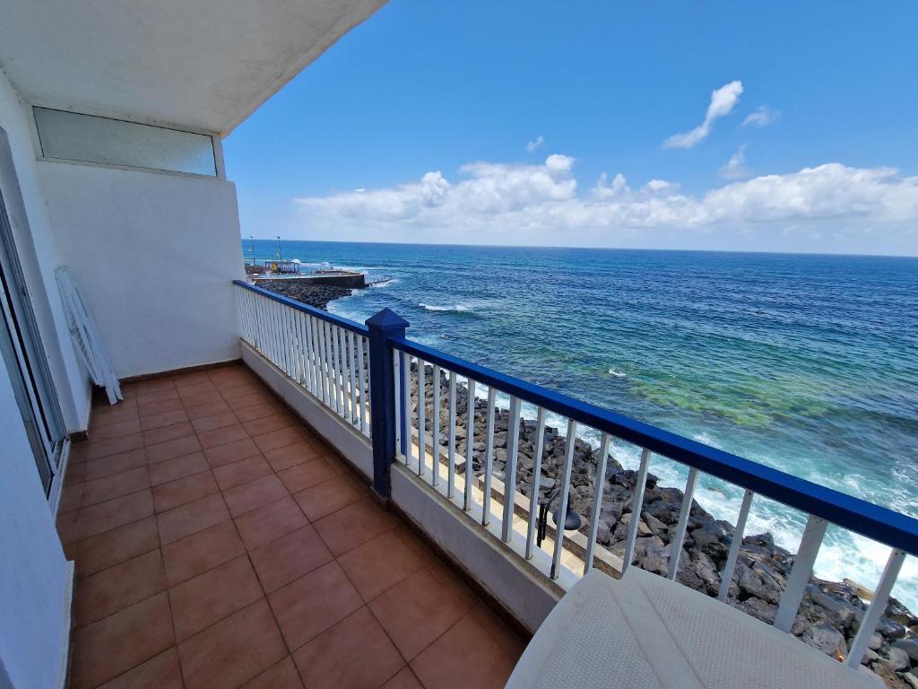 a balcony with a view of the ocean at brisa in Bajamar