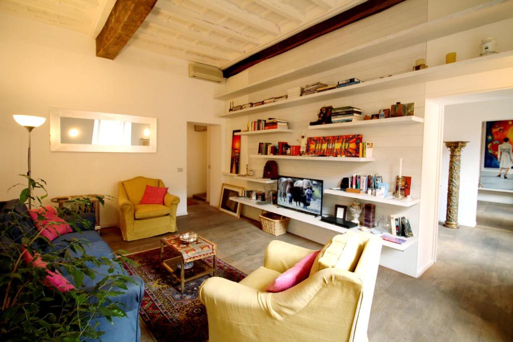 sala de estar con 2 sillas y sofá en Trevi Fountain 2BR Apartment, en Roma
