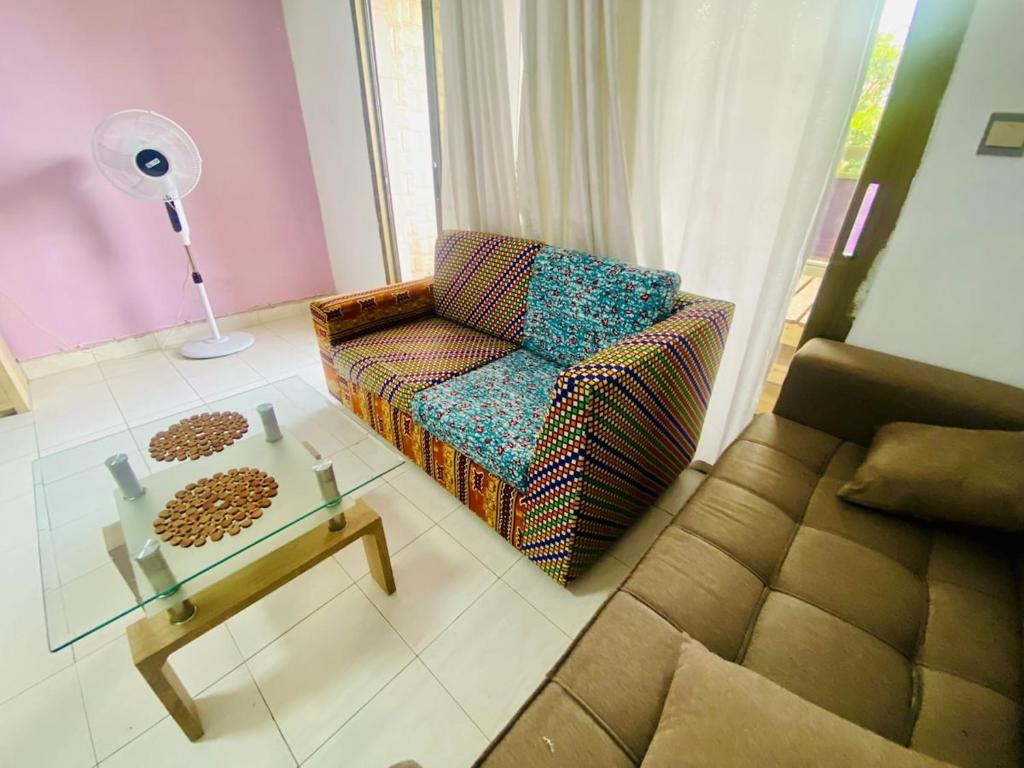 grande residence climatisée avec un balcon