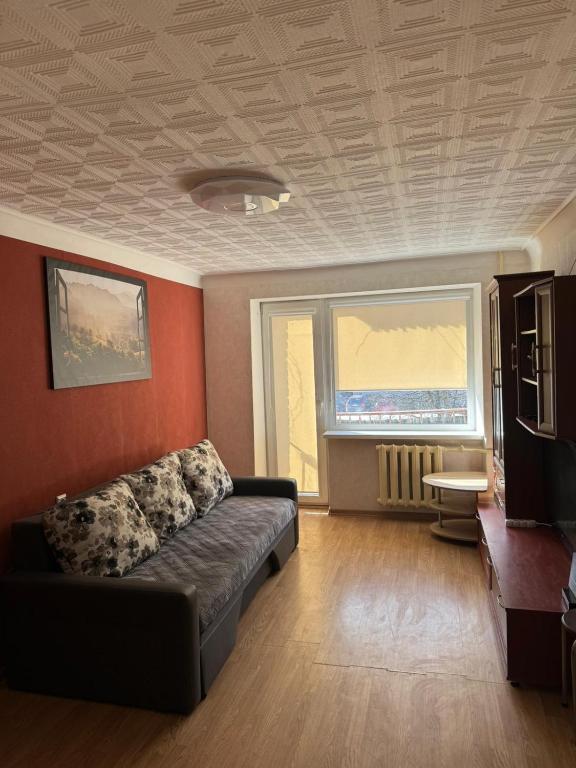 a living room with a couch in a room at Standarta 2 istabas dzīvoklis in Aizkraukle