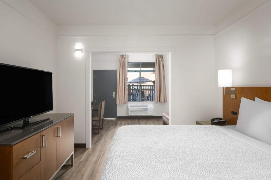 Ramada Suites by Wyndham San Diego - 