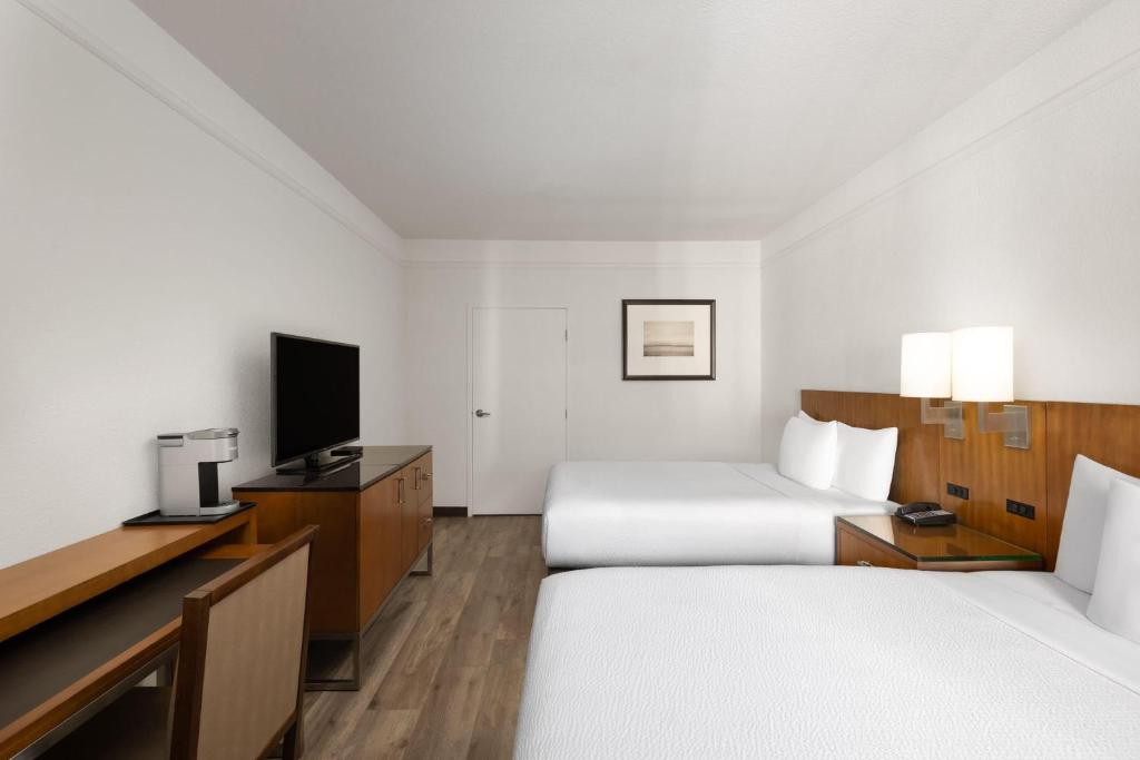 Ramada Suites by Wyndham San Diego - 