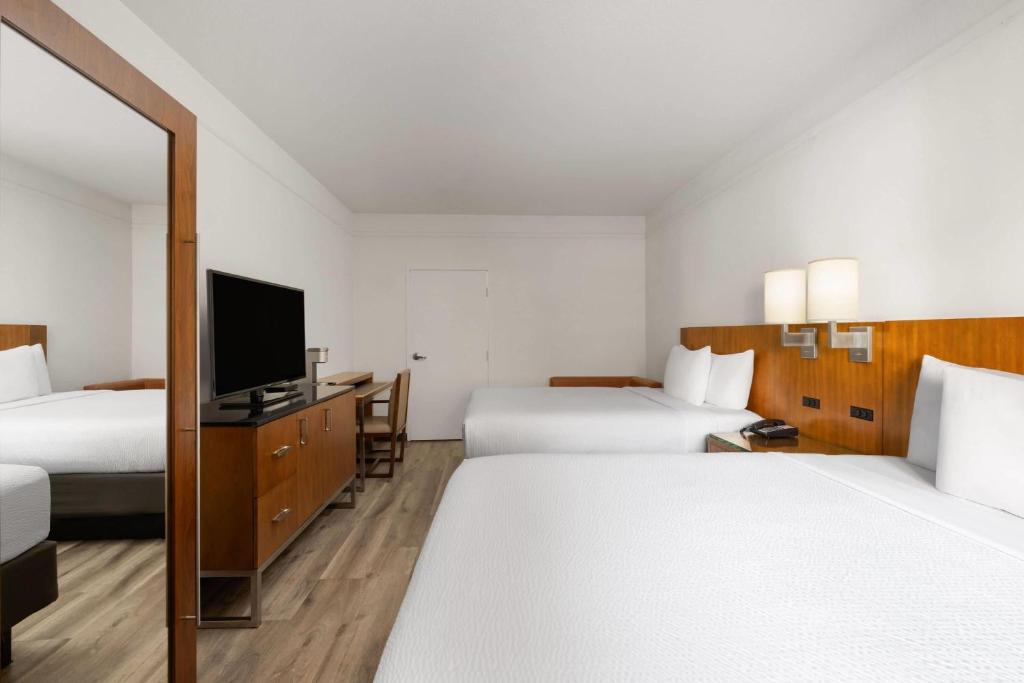 Ramada Suites by Wyndham San Diego - 