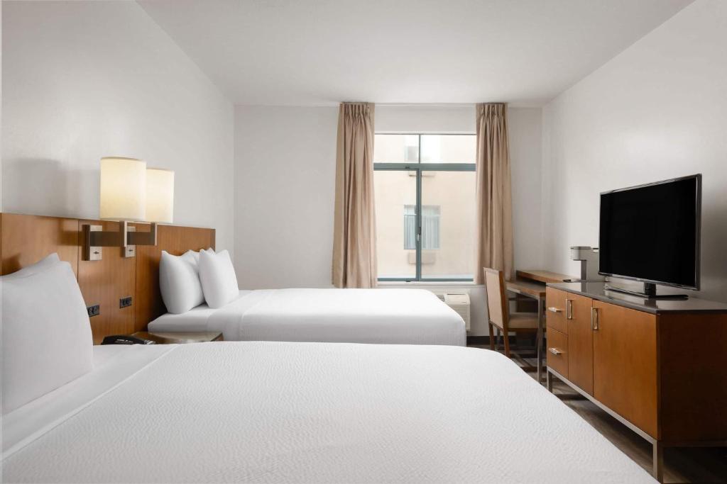 Ramada Suites by Wyndham San Diego - 