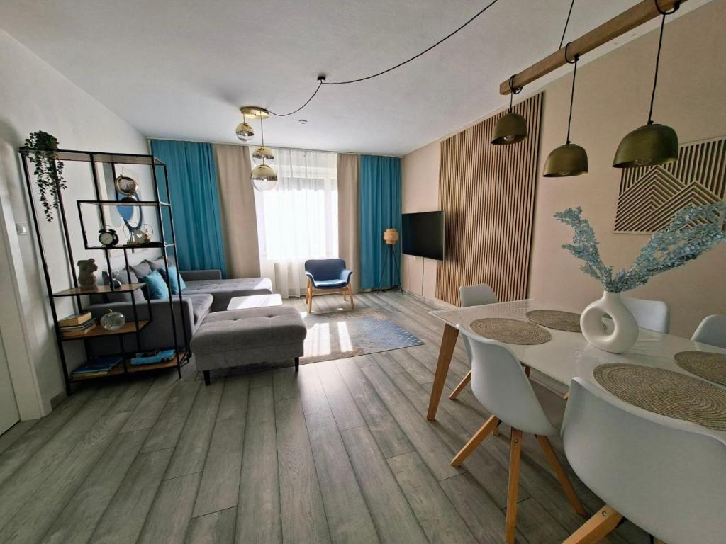 a living room with a table and a couch at La Vida appartment 1 in Klagenfurt
