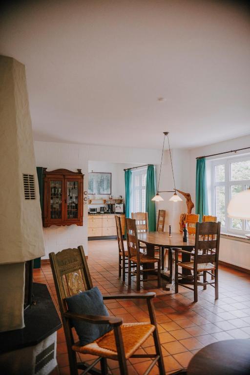a kitchen and dining room with a table and chairs at Friesenpark 10 in Wurster Nordseeküste