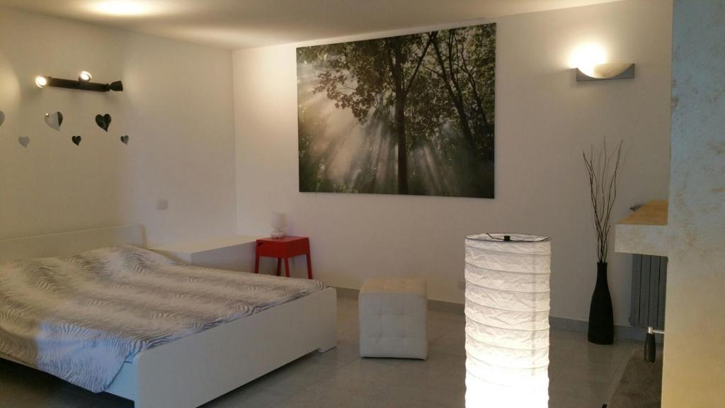 een slaapkamer met een bed en een schilderij aan de muur bij Viva La Vida 1 in Gandosso