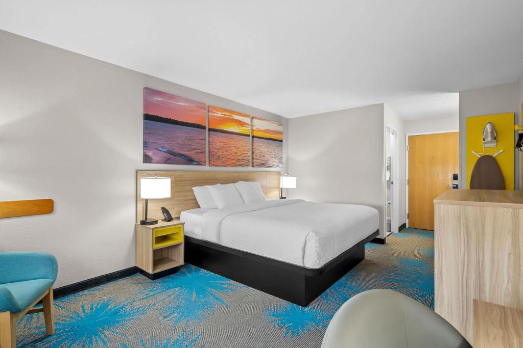 Days Inn by Wyndham Imlay City - Chambre Lit King-Size Affaires - Non-Fumeurs
