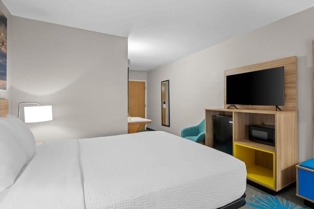 Days Inn by Wyndham Imlay City - Queen Room - Disability Access/Non-Smoking