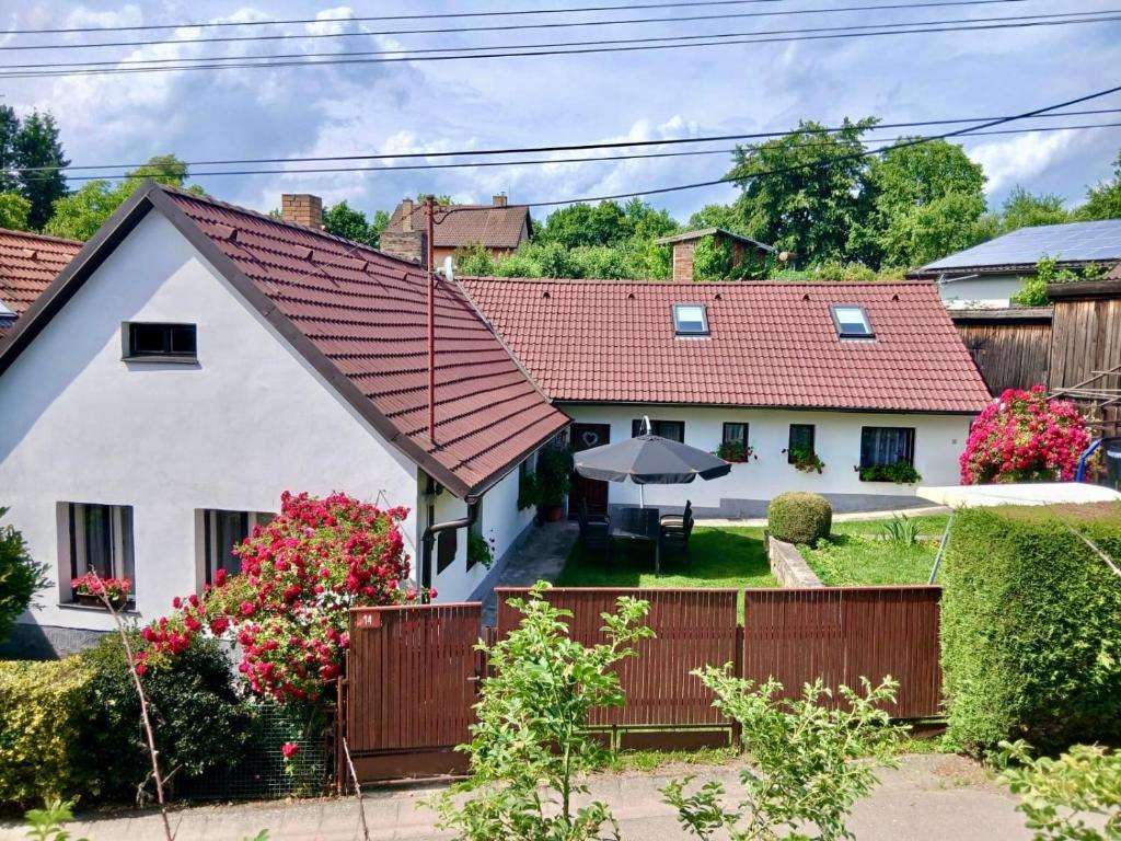 a white house with a red roof at Chalupa u Pepy in Tábor