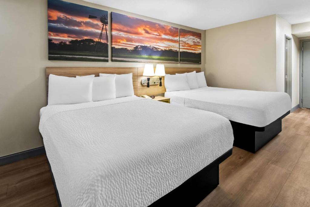 Days Inn & Suites by Wyndham DeSoto - Queen Room With Two Queen Beds - Non-Smoking
