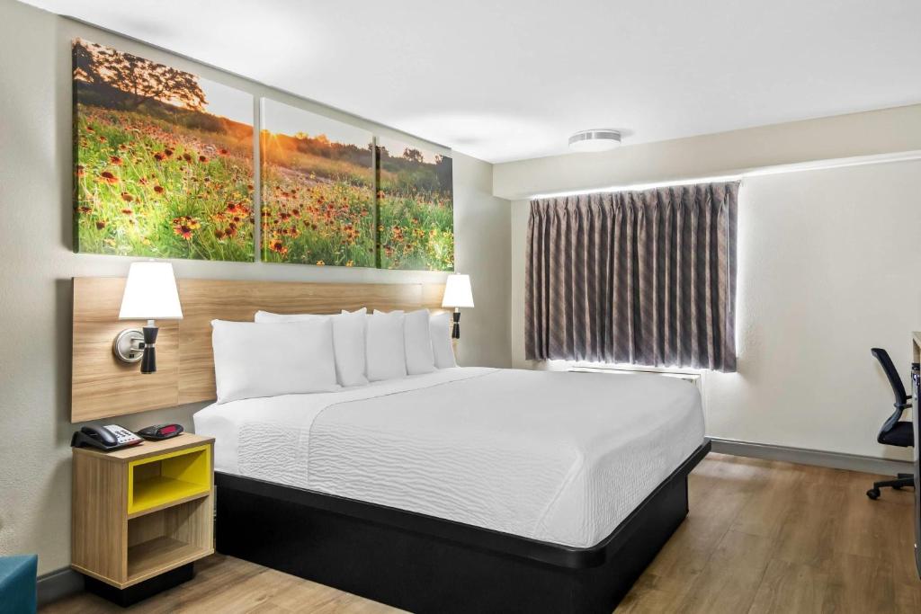 Days Inn & Suites by Wyndham DeSoto - King Room - Non-Smoking