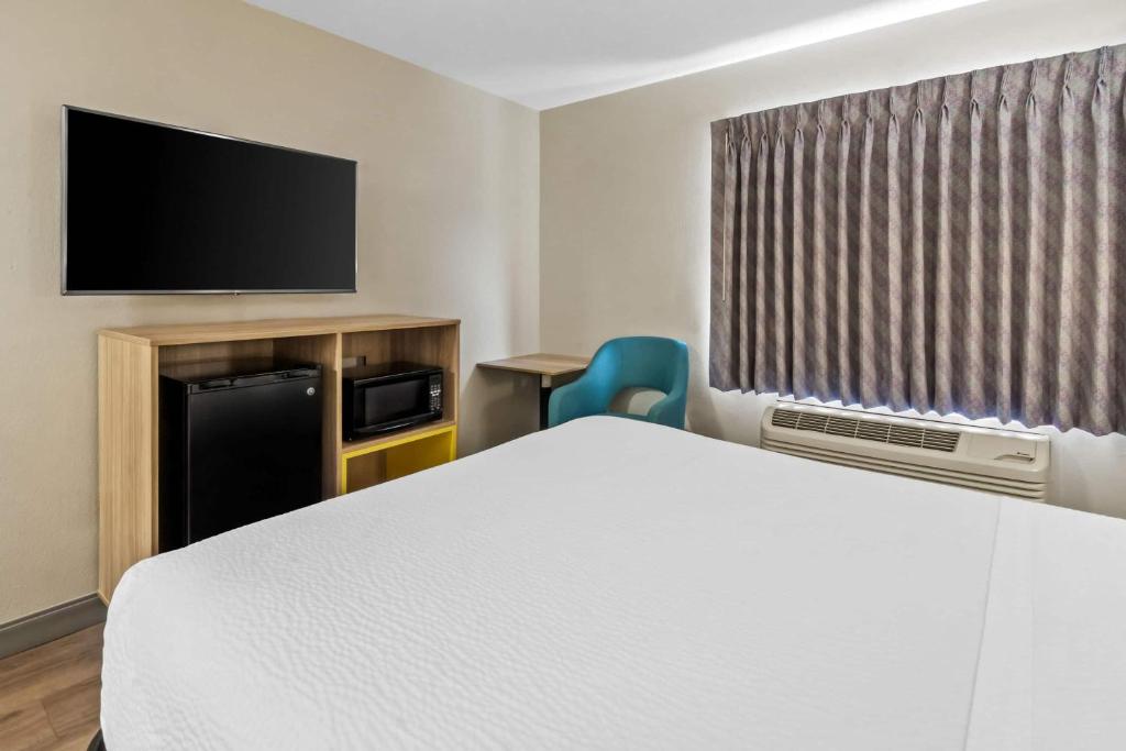 Days Inn & Suites by Wyndham DeSoto - Business Queen Room - Non-Smoking