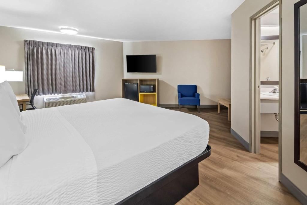 Days Inn & Suites by Wyndham DeSoto - King Suite - Non-Smoking