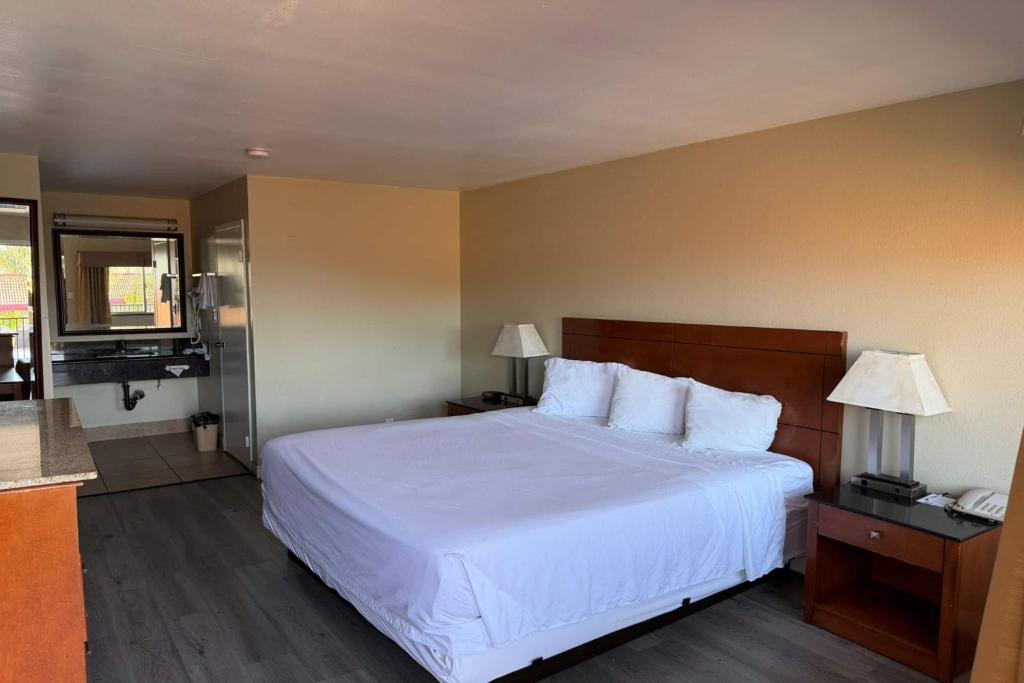 Travelodge by Wyndham Hemet CA - Chambre Lit King-Size - Fumeurs