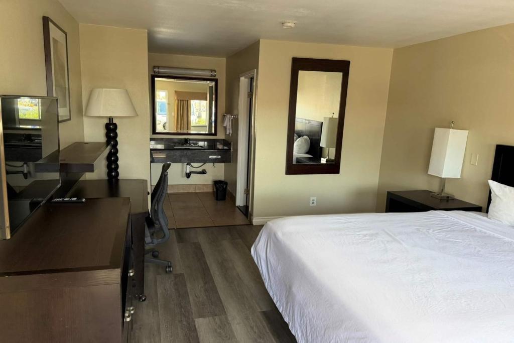 Travelodge by Wyndham Hemet CA - Chambre Lit King-Size - Non-Fumeurs