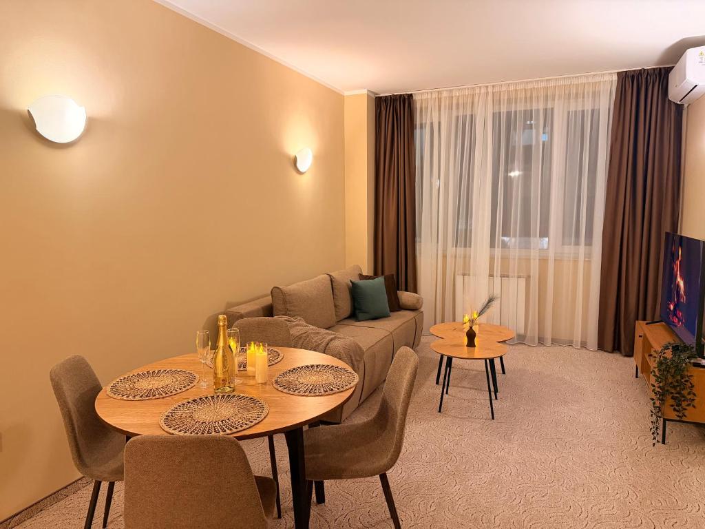 ein Wohnzimmer mit Sofa und Tisch in der Unterkunft Hotel NIRÁ in Sofia
