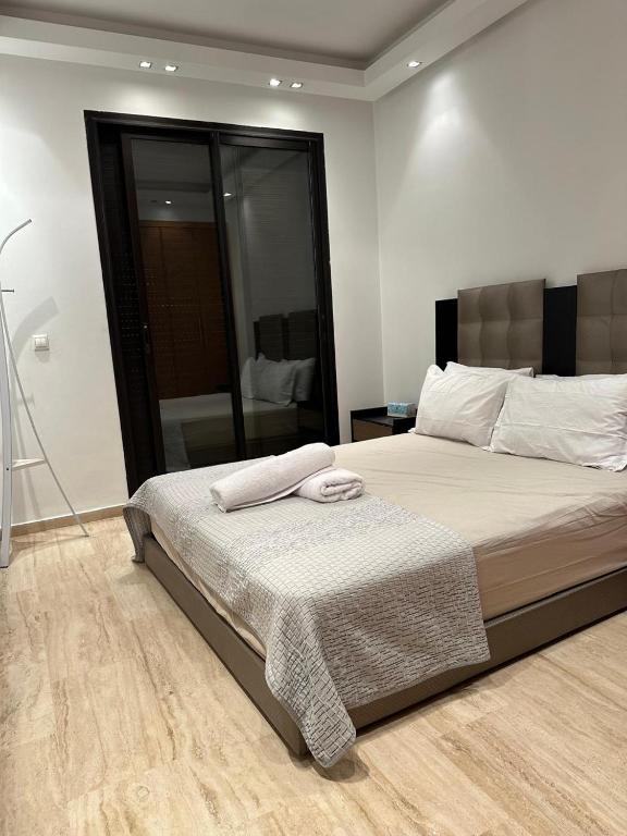 a bedroom with a bed and a large mirror at View green garden ligue arabe in Casablanca