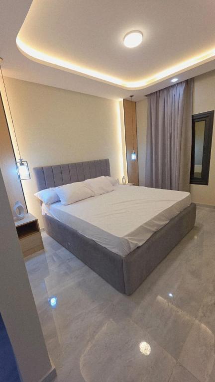 ein Schlafzimmer mit einem großen Bett in einem Zimmer in der Unterkunft Evrest in New cairo